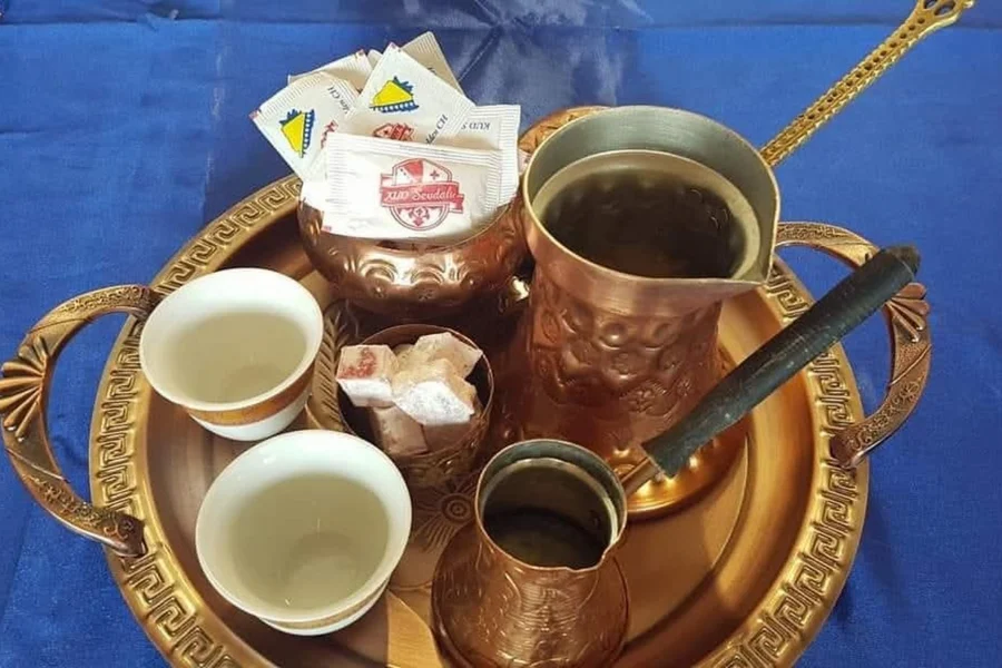 Bosanska kahva u bakrenoj džezvi sa fildžanima i rahat-lokumom