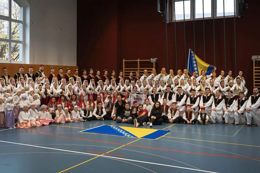 Svi uzrasti KUD-a Sevdah na zajedničkoj fotografiji u dvorani