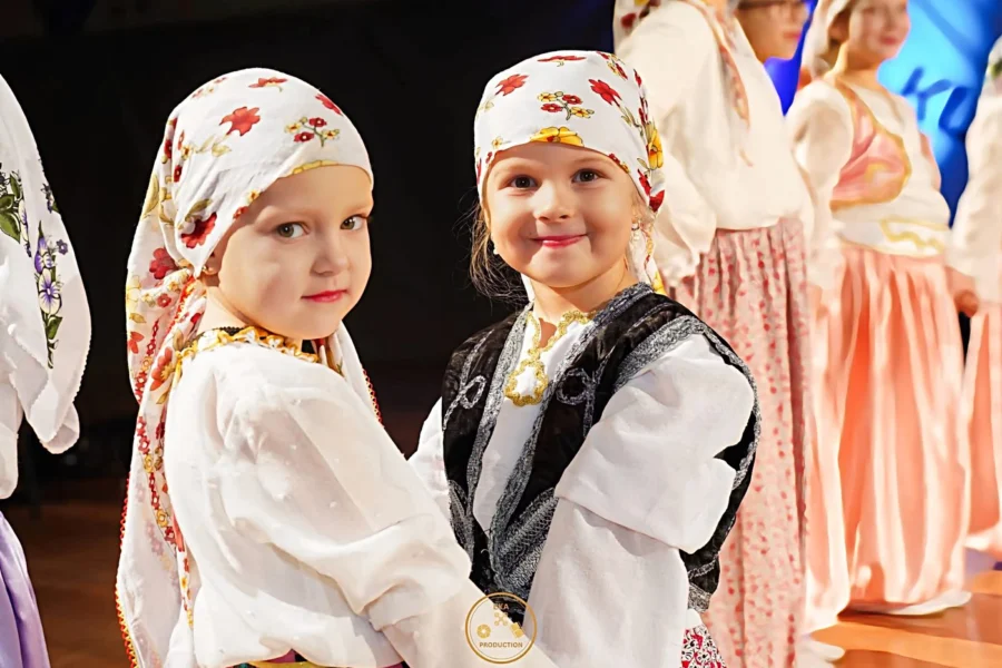 Djeca u bosanskim nošnjama na nastupu folklora