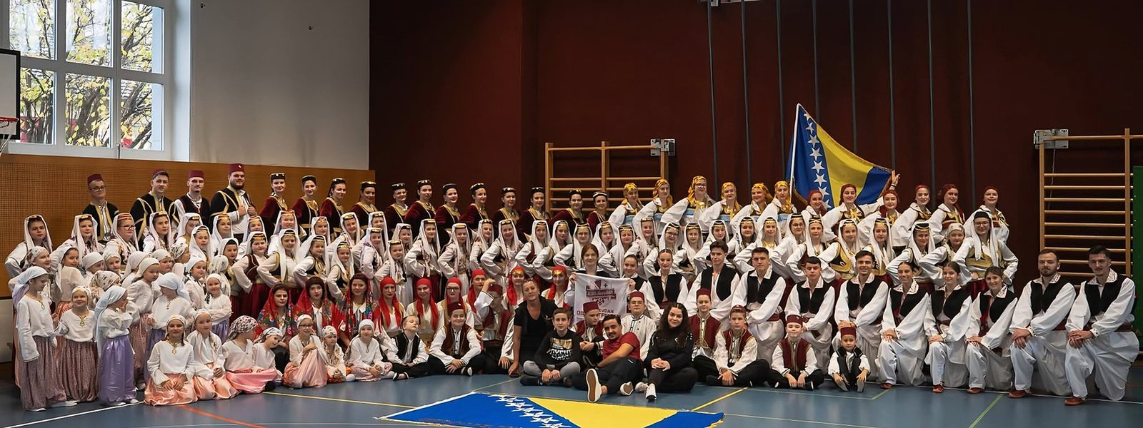 Svi uzrasti KUD-a "Sevdah" na zajedničkoj fotografiji u dvorani