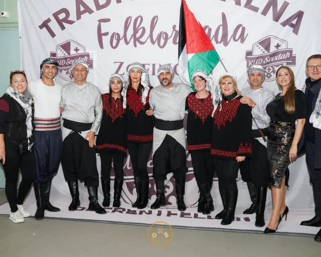Članovi KUD-a Sevdah u nošnjama ispred panoa folklorijade u Zofingenu