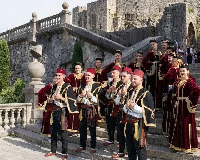 Ansambl KUD-a Sevdah u nošnjama na kamenim stepenicama