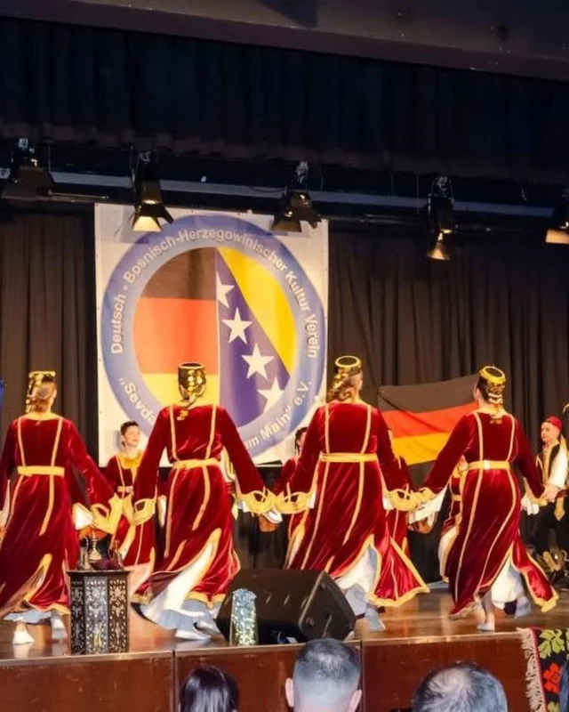 Nastup KUD-a Sevdah na sceni ispred zastava