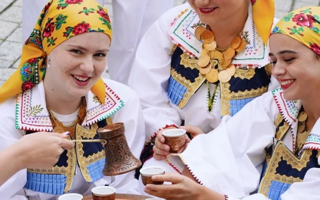 Djevojke u bosanskim nošnjama piju kahvu iz fildžana