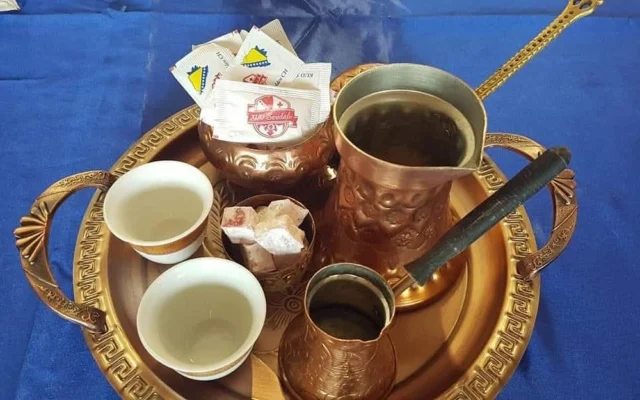 Bakrena džezva i fildžani na pladnju