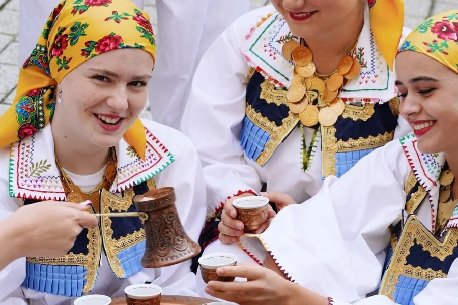 Plesačice KUD-a Sevdah u nošnjama sa fildžanima kahve