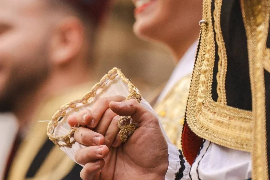 Ruke sa zlatovezom na tradicionalnoj nošnji