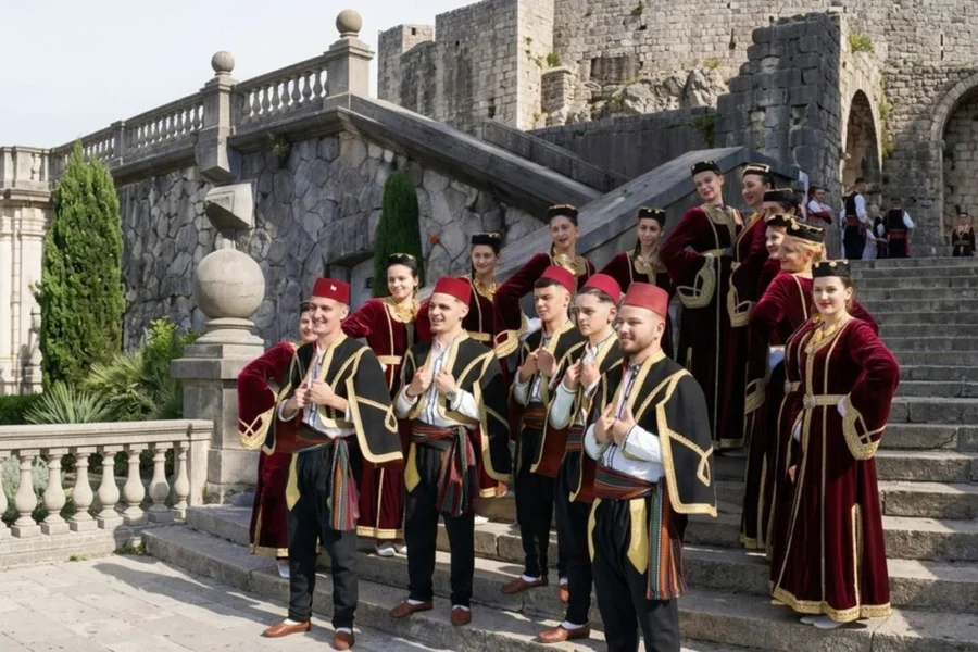 Ansambl KUD-a Sevdah u nošnjama na stepenicama ispred dvorca